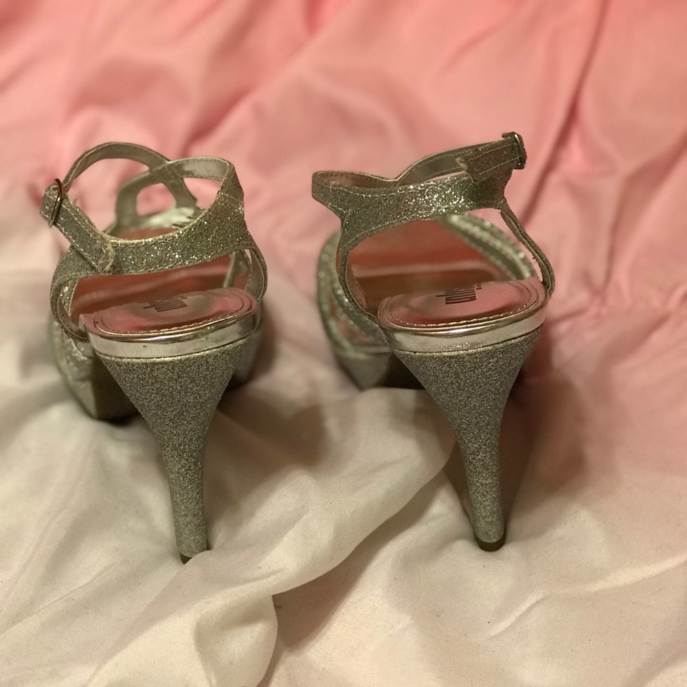 Silver Heels - Picture 5 of 5